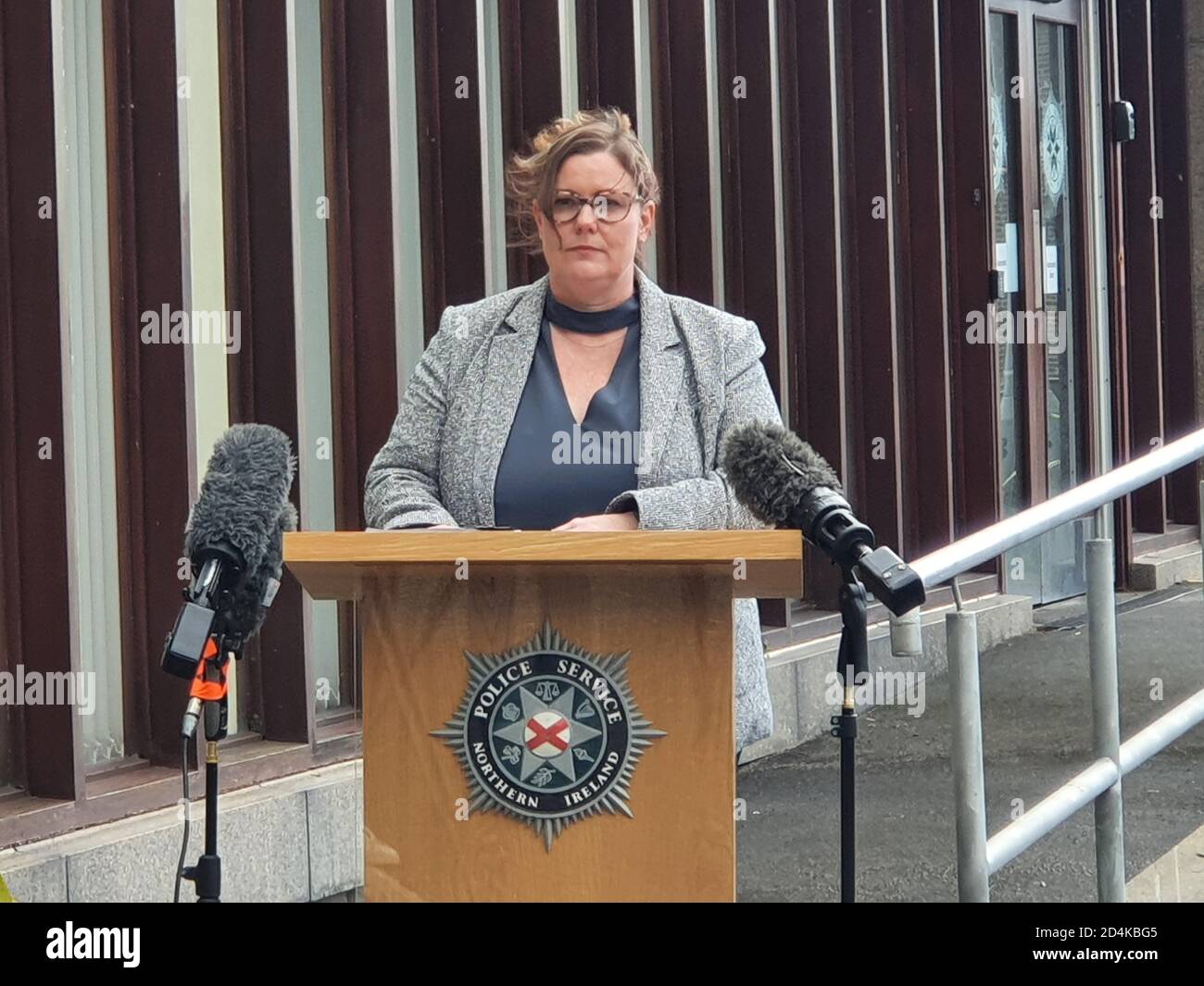 Il soprintendente detective Zoe McKee ha fornito un aggiornamento in Irlanda del Nord, mentre la polizia ha fatto esplodere un sospetto impianto di produzione illegale di droga in Co Tyrone. Foto Stock