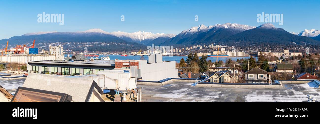 Panorama invernale di Vancouver Nord e Vancouver Ovest dal tetto di Vancouver, BC, Canada. Montagne innevate: Lions, Grouse Mountain, Fromme. Vancouve Foto Stock