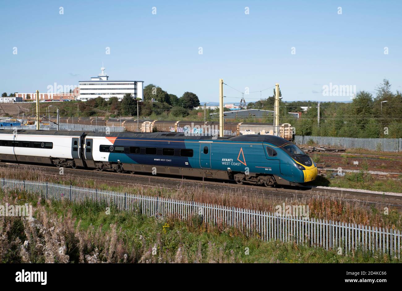 British Rail classe 390 Pendolino in Avanti West Coast la livrea parte da Carlisle, Milton Hilltop Hotel nel retro. Foto Stock