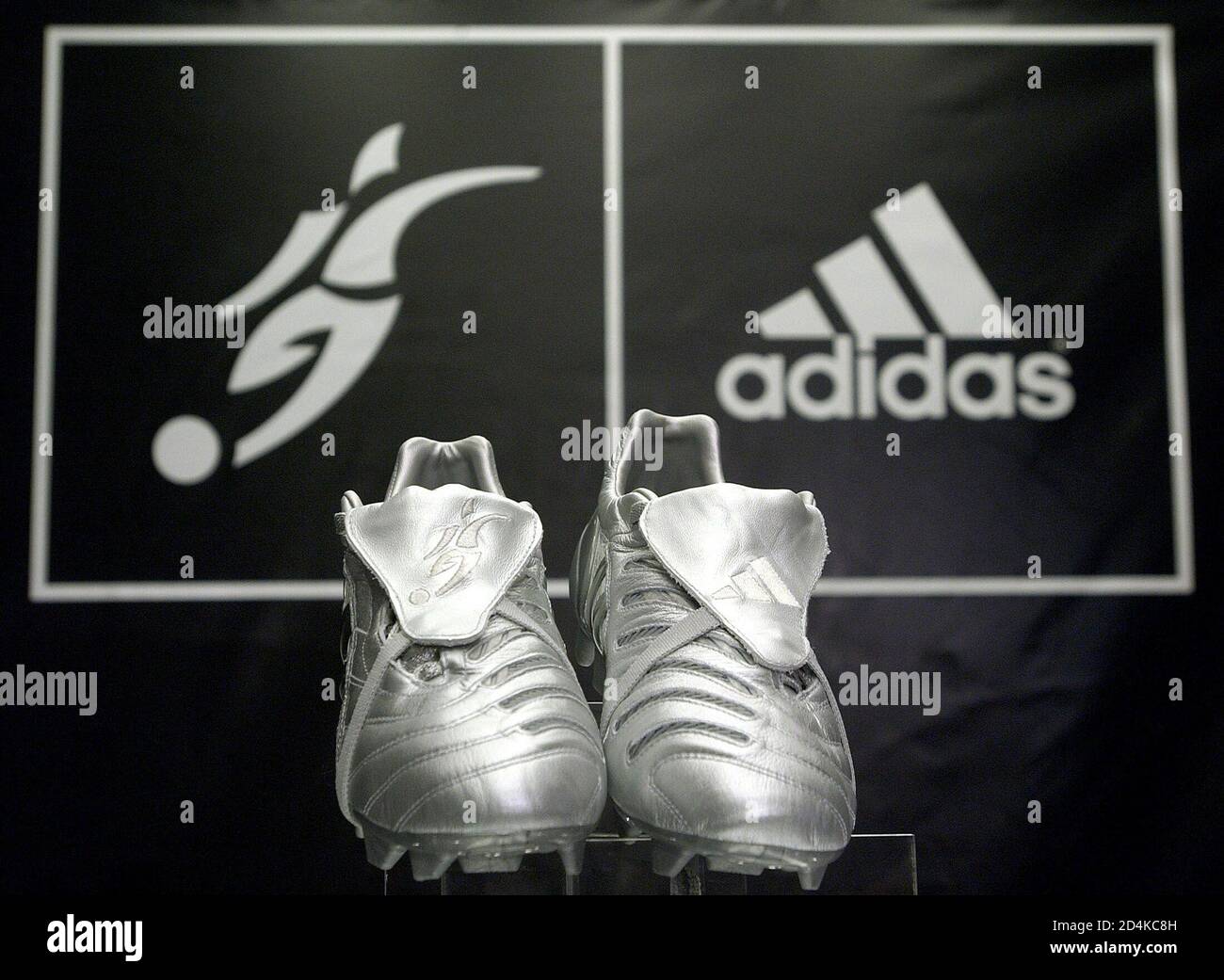 David Beckham] presenta le nuove scarpe da calcio Adidas Predator Pulse  durante un evento promozionale presso il negozio Adidas di New York, 1  giugno 2005. [Beckham è un centrocampista della nazionale di