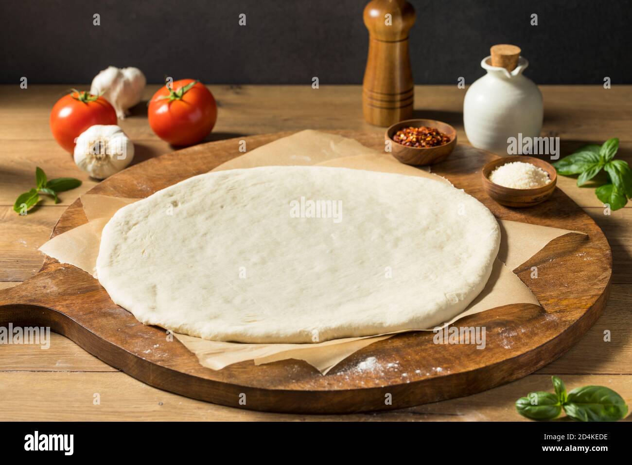 Preparazione di pizza fatta in casa al formaggio non cotto con salsa e impasto Foto Stock