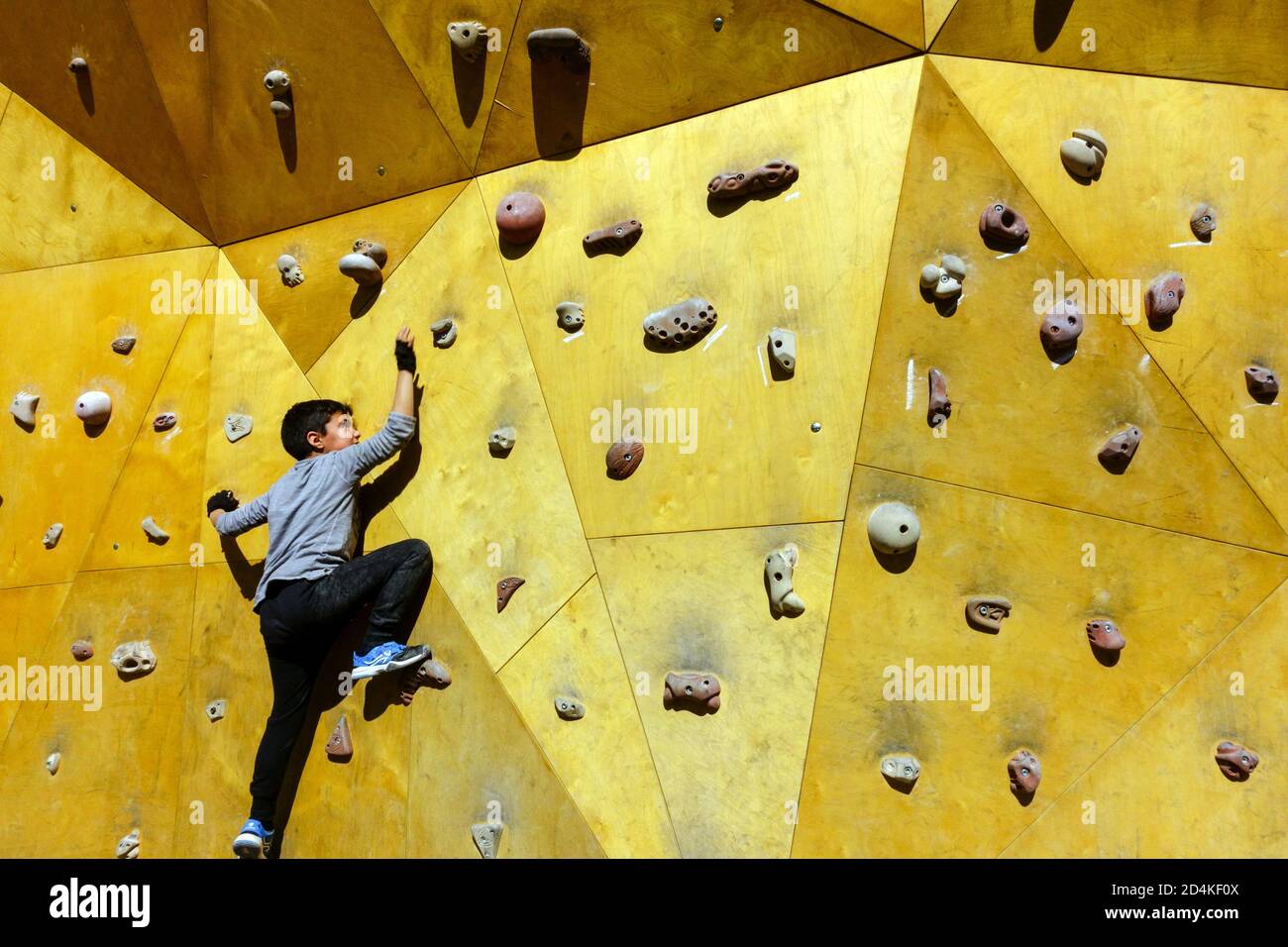 Scalatore bambino sul muro di arrampicata Central Park Valencia Ruzafa Spagna Foto Stock Scalatore bambino sul muro di arrampicata Central Park Valencia Ruzafa Spagna Foto Stock