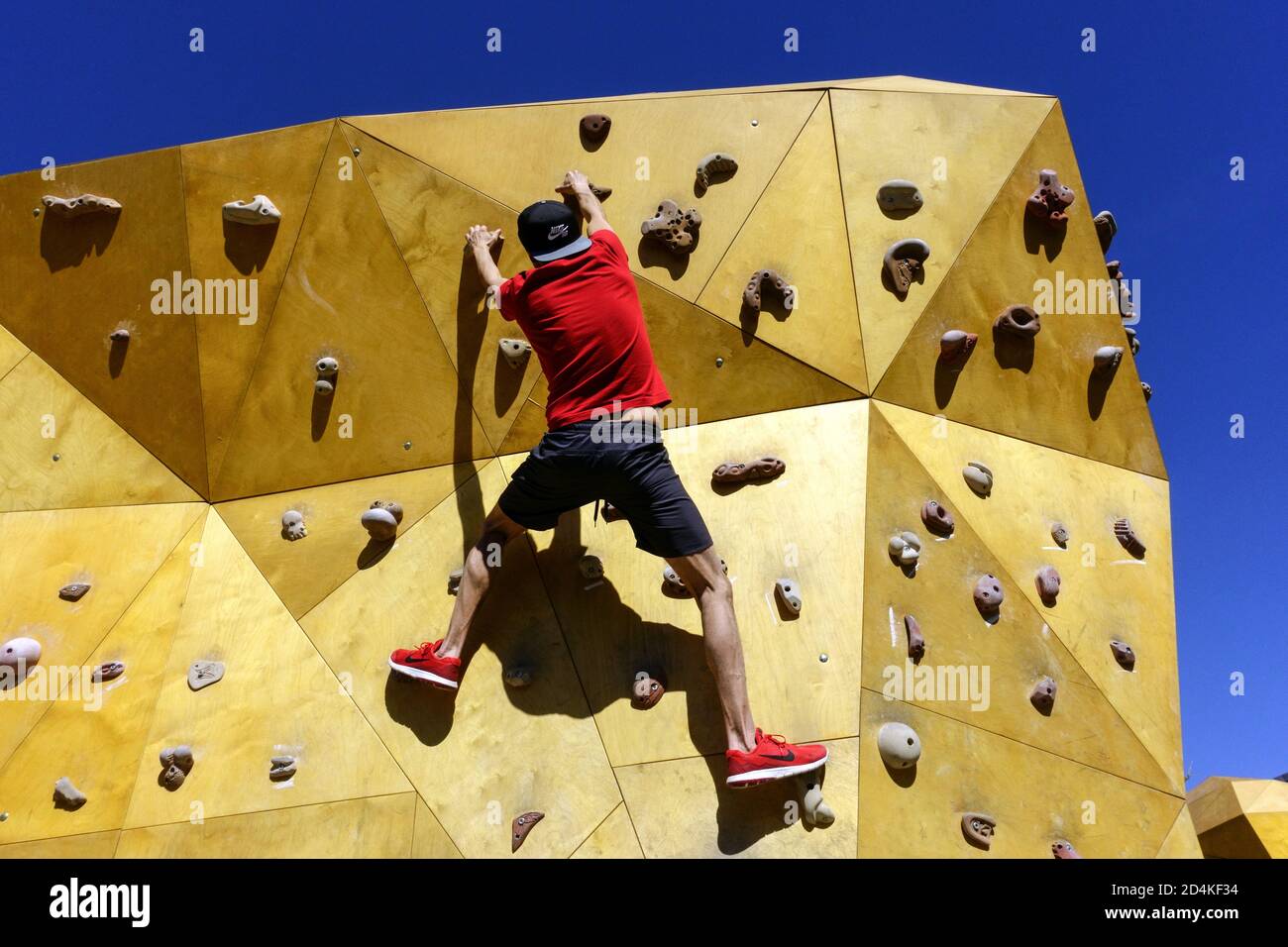 Uomo parete climbing Central Park Valencia Ruzafa Spagna lifestyle fitness Foto Stock