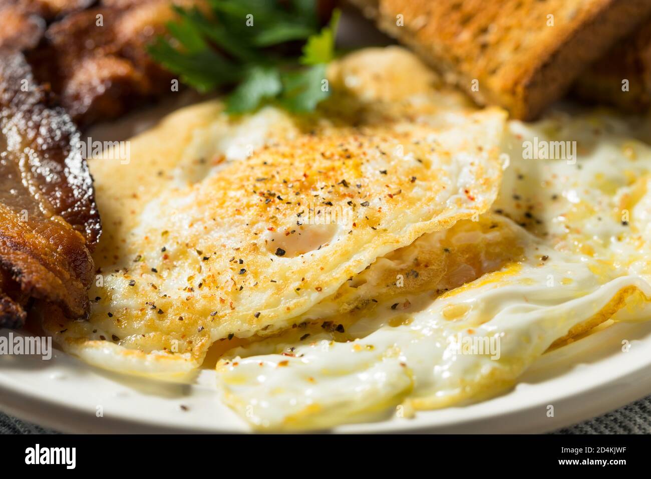 Uova fatte in casa con pancetta e pane tostato Foto Stock