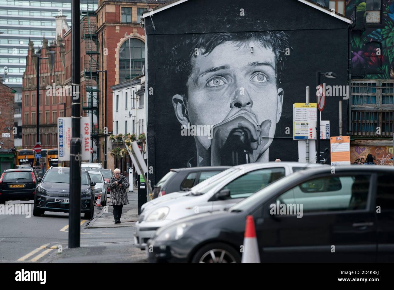 Manchester, Regno Unito. 9 ottobre 2020. Un murale recentemente completato dell'ex cantante della Joy Division Ian Curtis, morto per suicidio nel 1980 e dipinto dall'artista di strada AkseP19, è visto nel centro di Manchester in vista della Giornata Mondiale della Salute mentale, Manchester, Regno Unito. Credit: Jon Super/Alamy Live News. Foto Stock