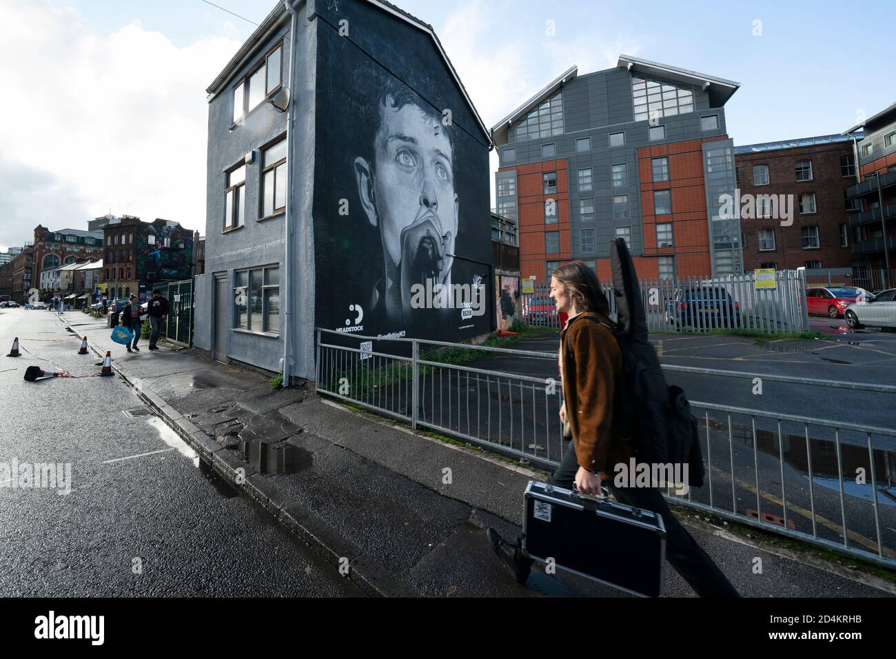Manchester, Regno Unito. 9 ottobre 2020. Un murale recentemente completato dell'ex cantante della Joy Division Ian Curtis, morto per suicidio nel 1980 e dipinto dall'artista di strada AkseP19, è visto nel centro di Manchester in vista della Giornata Mondiale della Salute mentale, Manchester, Regno Unito. Credit: Jon Super/Alamy Live News. Foto Stock