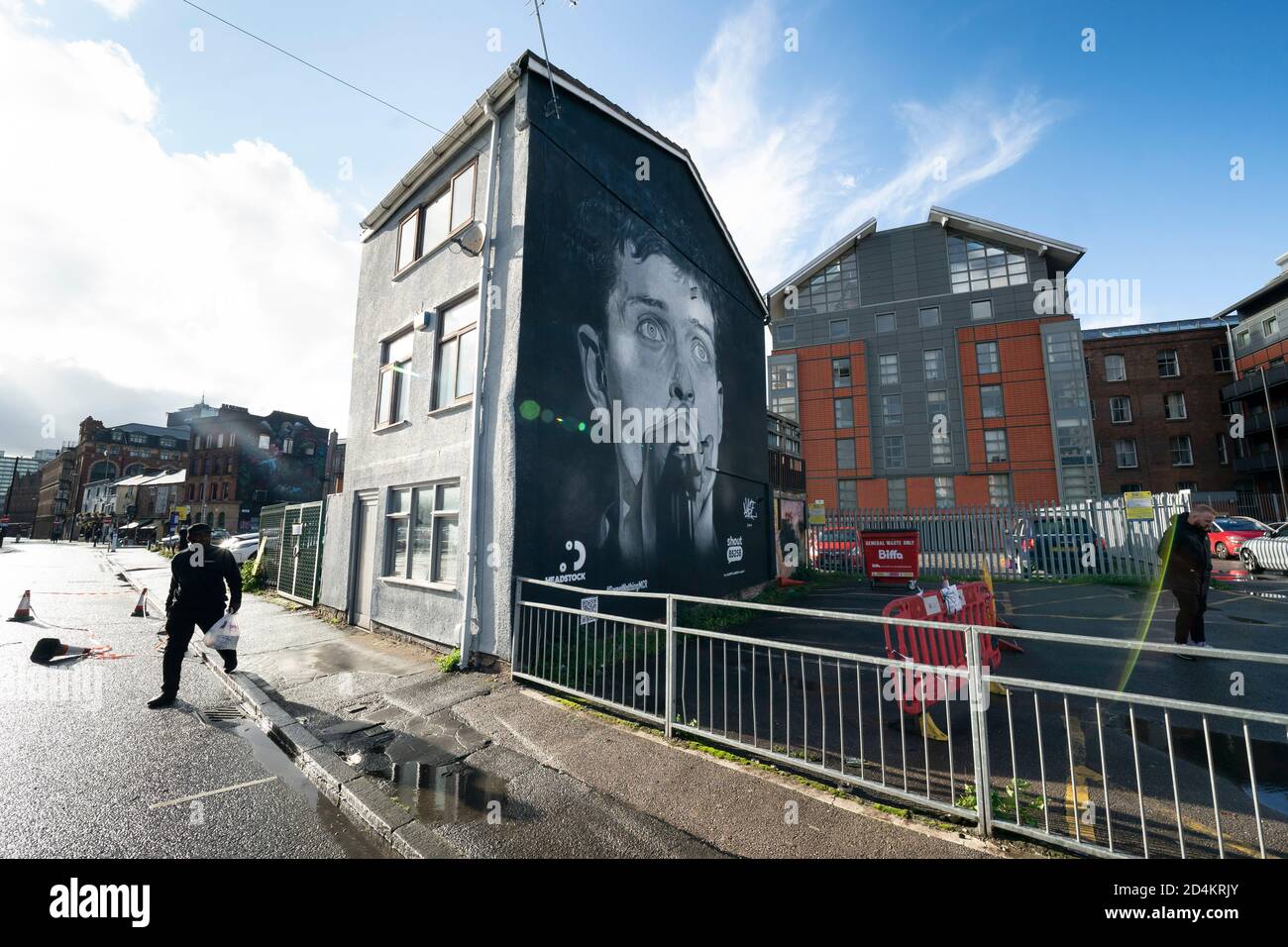 Manchester, Regno Unito. 9 ottobre 2020. Un murale recentemente completato dell'ex cantante della Joy Division Ian Curtis, morto per suicidio nel 1980 e dipinto dall'artista di strada AkseP19, è visto nel centro di Manchester in vista della Giornata Mondiale della Salute mentale, Manchester, Regno Unito. Credit: Jon Super/Alamy Live News. Foto Stock