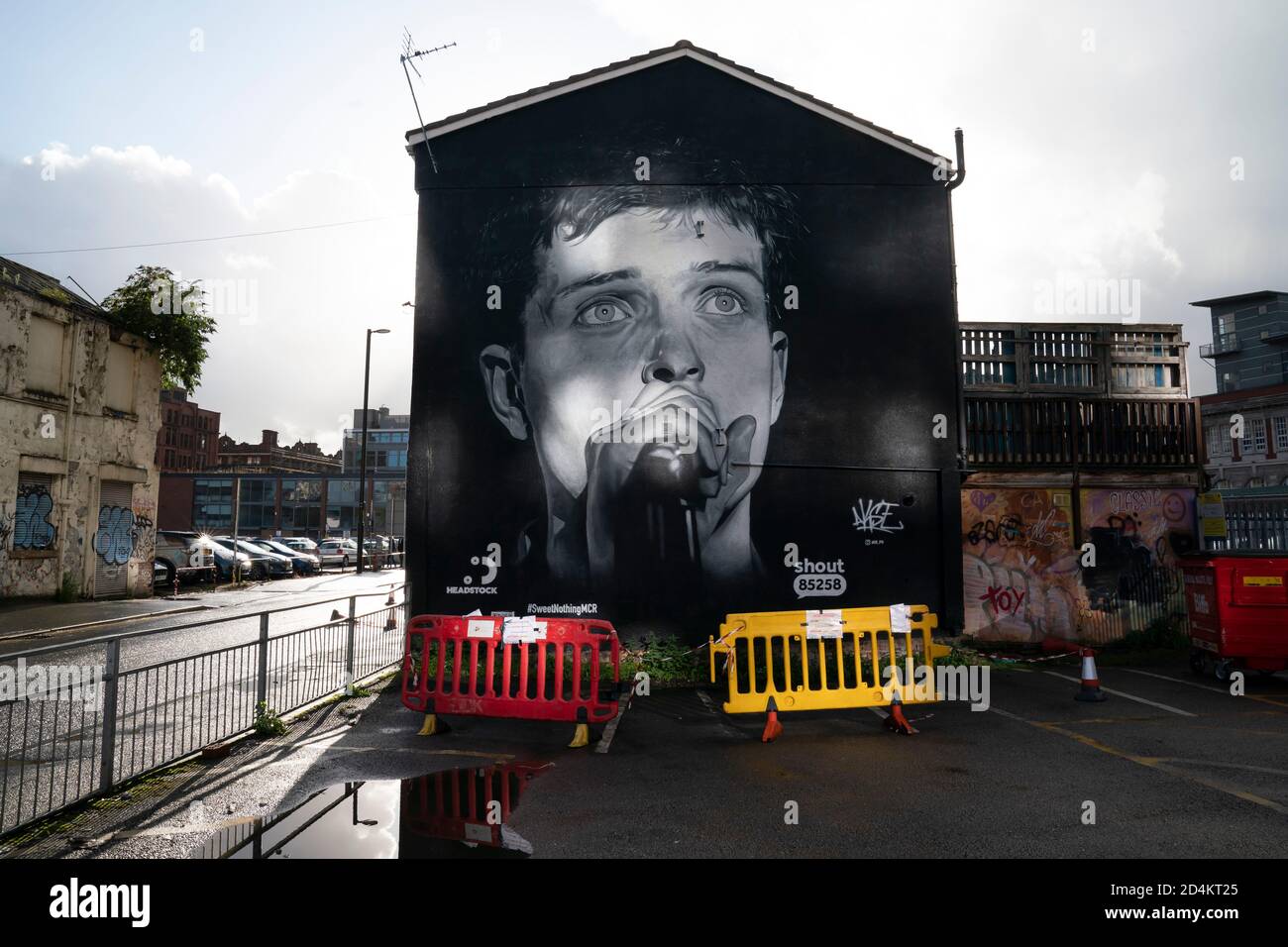 Manchester, Regno Unito. 9 ottobre 2020. Un murale recentemente completato dell'ex cantante della Joy Division Ian Curtis, morto per suicidio nel 1980 e dipinto dall'artista di strada AkseP19, è visto nel centro di Manchester in vista della Giornata Mondiale della Salute mentale, Manchester, Regno Unito. Credit: Jon Super/Alamy Live News. Foto Stock