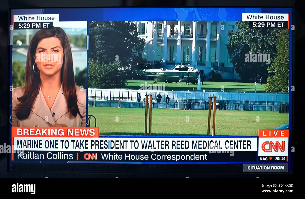 La televisione ha girato durante la copertura live della CNN del presidente Donald Trump che è stato portato in elicottero al Walter Reed Medical Center. Foto Stock