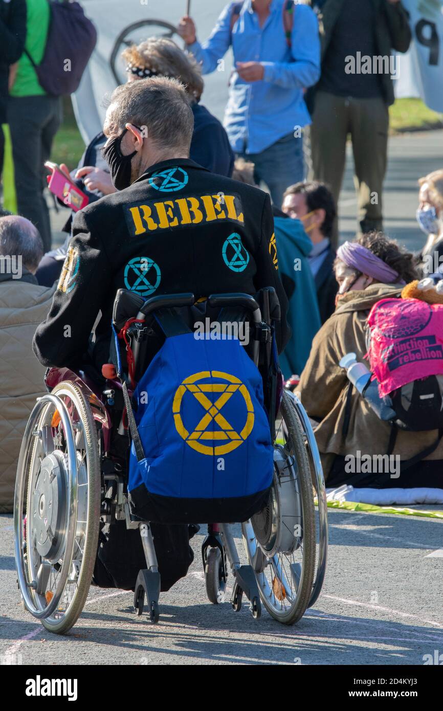 Il manifestante in sedia a rotelle è stato arrestato alla dimostrazione dell'estinzione della ribellione Ad Amsterdam Sud Paesi Bassi 21-9-2020 Foto Stock