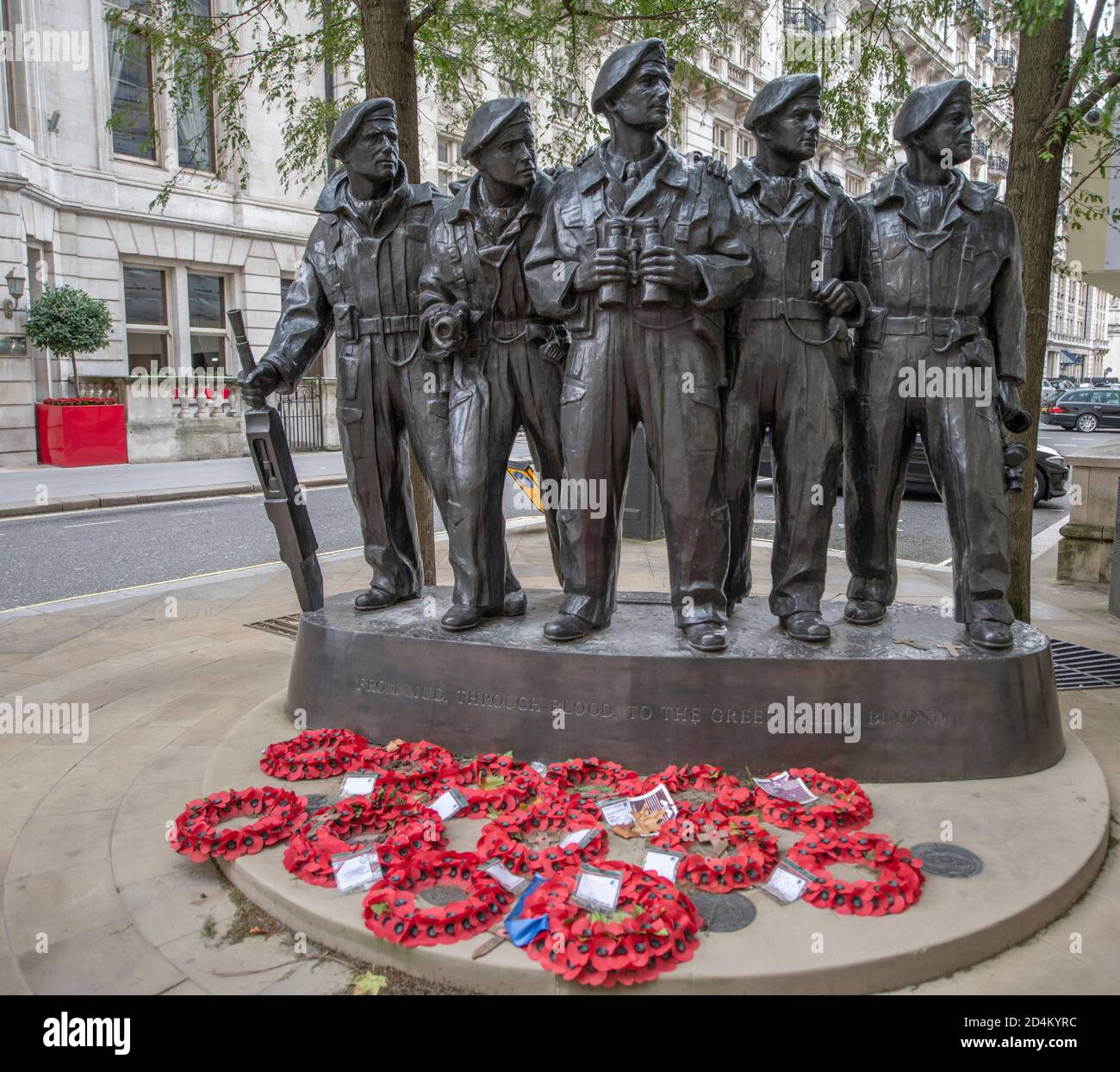 Royal Tank Regiment Memorial con le wreathes papavero a Whitehall Court, Londra, ottobre 2020. Foto Stock
