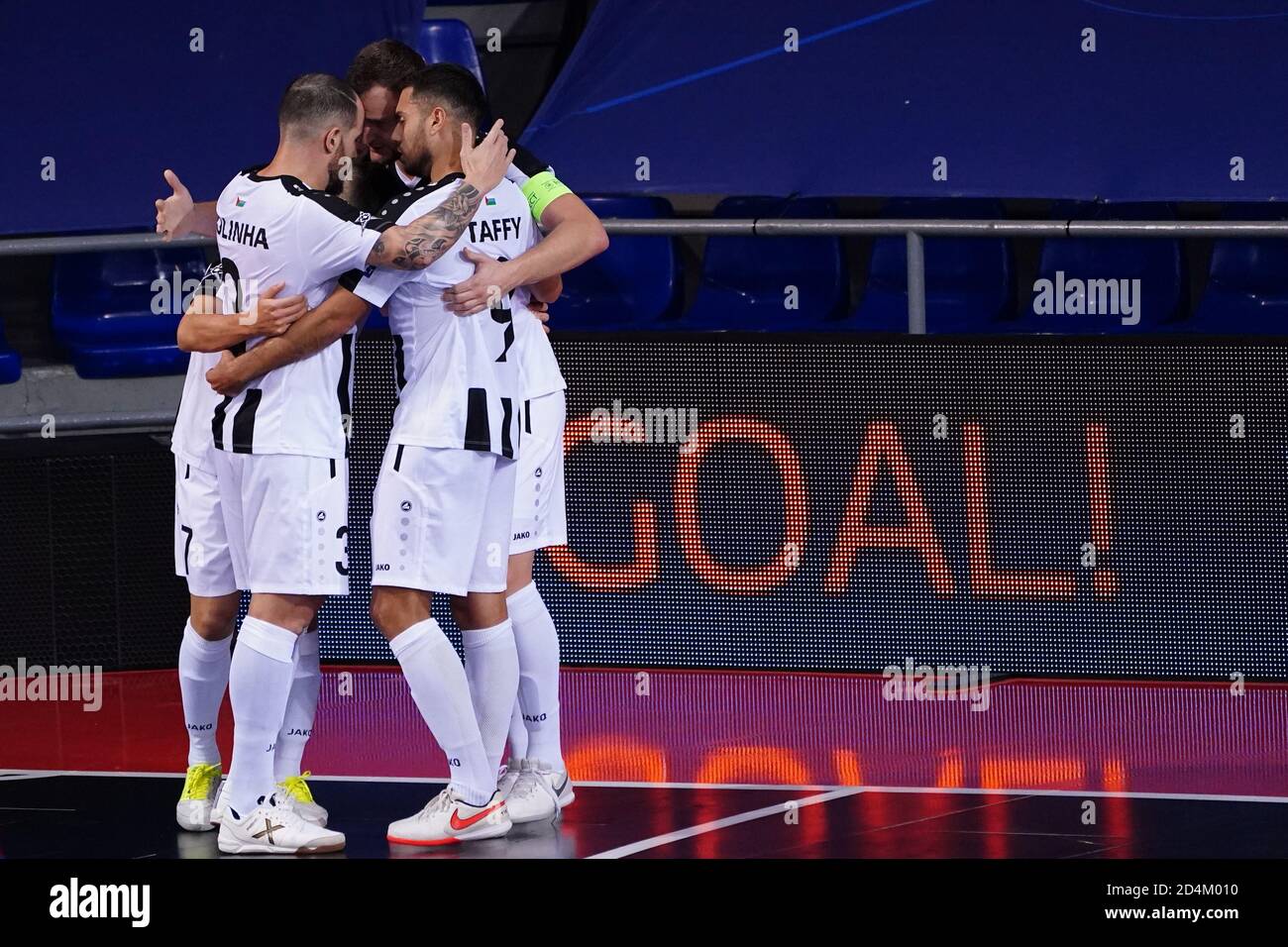 Palau Blaugrana, Barcellona, Catalogna, Spagna. 9 Ott 2020. Finali della UEFA Futsal Champions League; Mrucia FS contro MFK Tyumen; i giocatori di Tyumen festeggiano dopo aver segnato il loro gol Credit: Action Plus Sports/Alamy Live News Foto Stock