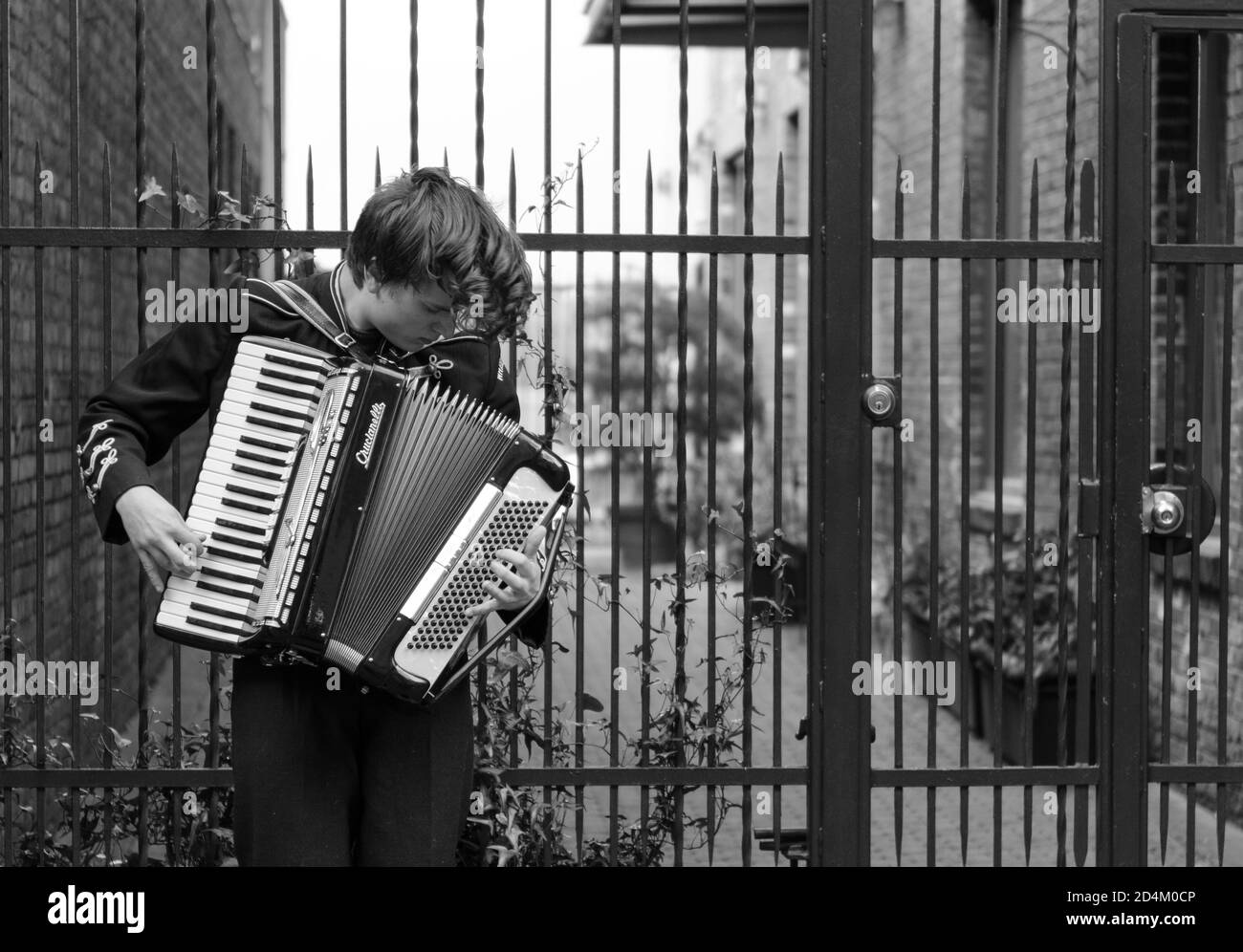 Suona la fisarmonica Foto e Immagini Stock in Bianco e Nero Alamy