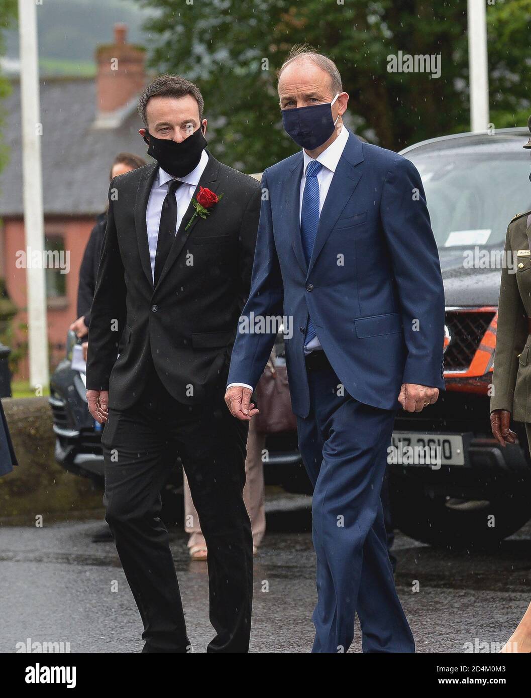 Colum Eastwood MP, leader SDLP, e Irish Taoiseach Micheál Martin indossano maschere al funerale di John Hume a Derry. ©George Sweeney / Alamy Stock Foto Foto Stock