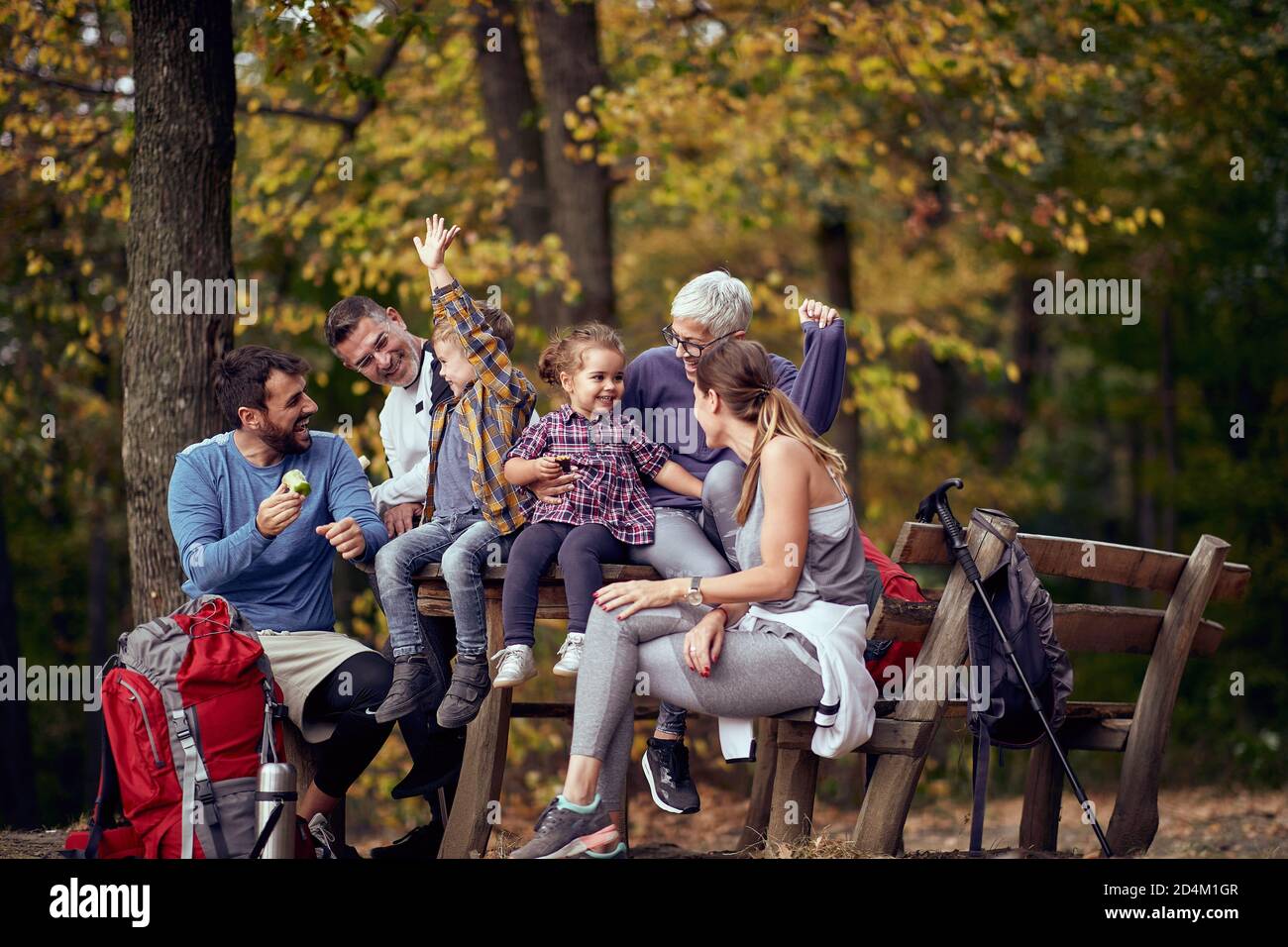 Bei momenti di felice famiglia nella foresta su un bel giorno d'autunno Foto Stock