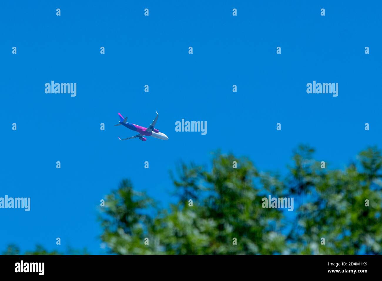 1 luglio 2018 - Budapest, Ungheria: Un aereo Wizzair in volo nel cielo Foto Stock