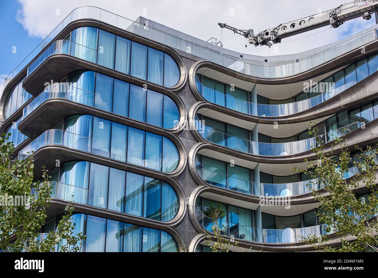 New York, NY - 6 ottobre 2020: 520 West 28th Street, conosciuta anche come Zaha Hadid Building, è nota per i suoi motivi geometrici curvilinei creati da Foto Stock