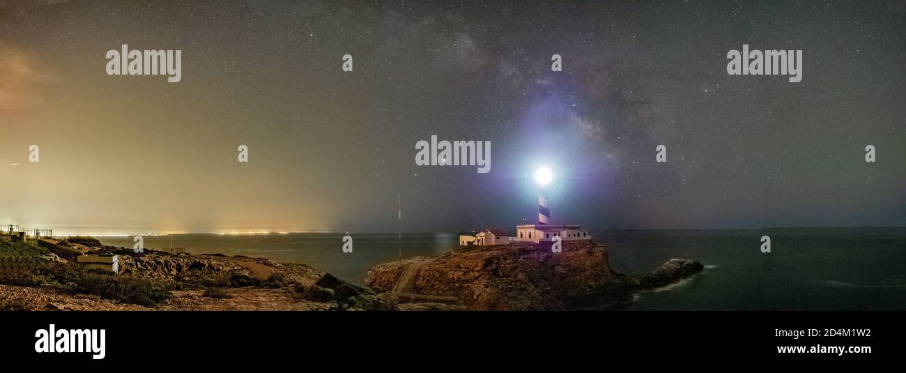 Faro Cala Figuera, Maiorca, in cima a una scogliera sotto la Via Lattea Foto Stock