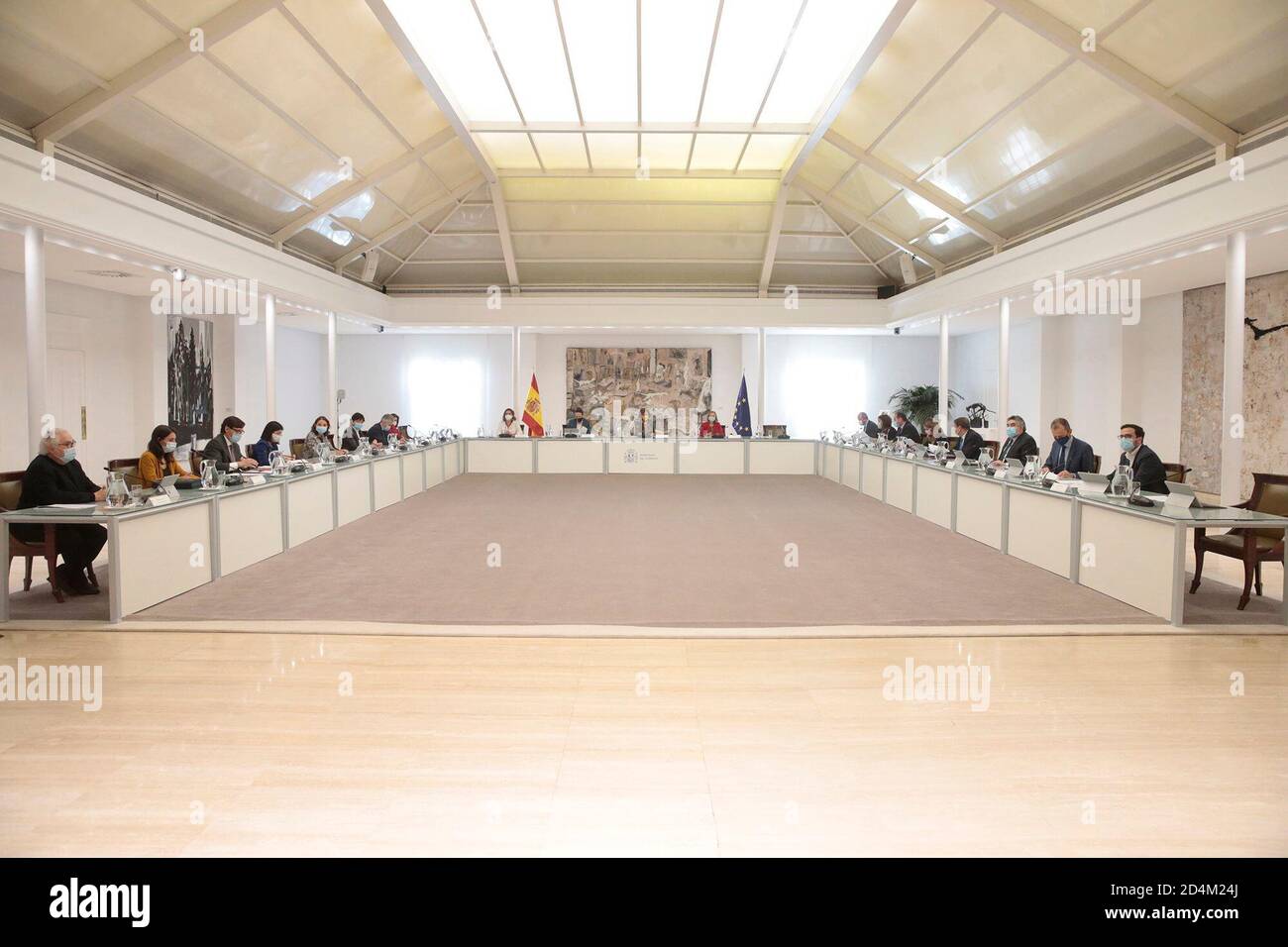 (201009) -- MADRID, 9 ottobre 2020 (Xinhua) -- Foto scattata il 9 ottobre 2020 mostra una riunione del gabinetto di emergenza a Madrid, Spagna. Il governo spagnolo venerdì ha decretato uno Stato di allarme di 15 giorni con effetto immediato per la regione di Madrid per limitare la diffusione del coronavirus. (La Moncloa/Handout via Xinhua) Foto Stock