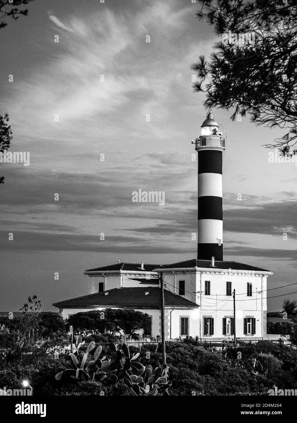 Splendida vista in bianco e nero al tramonto del faro di Porto Colom, Maiorca Foto Stock