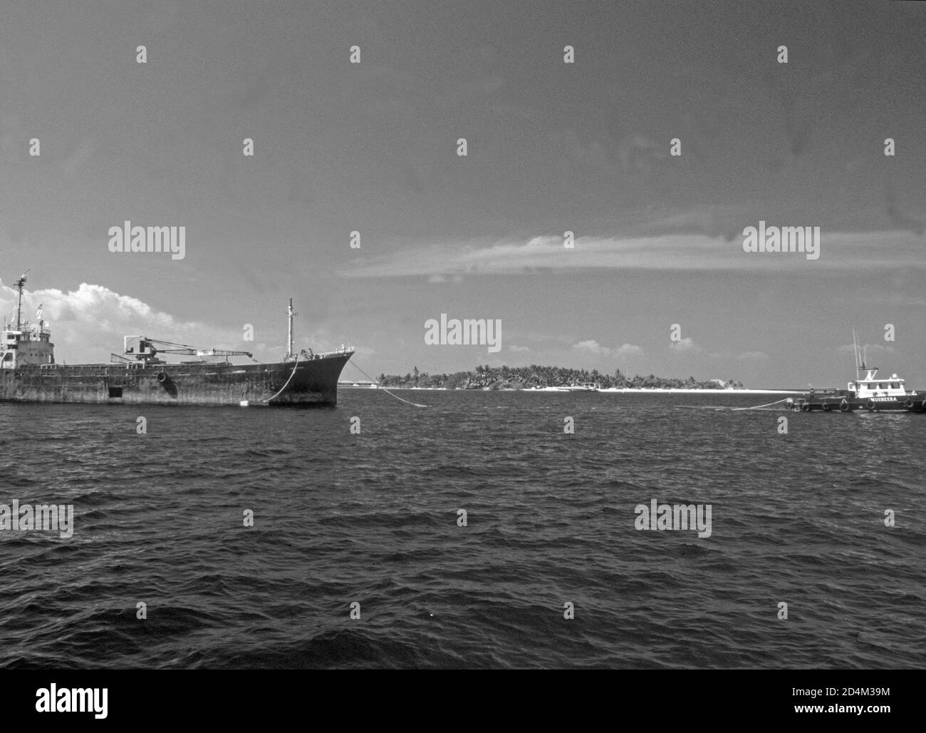 Il nolo wreckship Kudih ma è portato all'isola turistica e lì per essere inviato al fondo per e un migliore ambiente sottomarino. Foto Stock