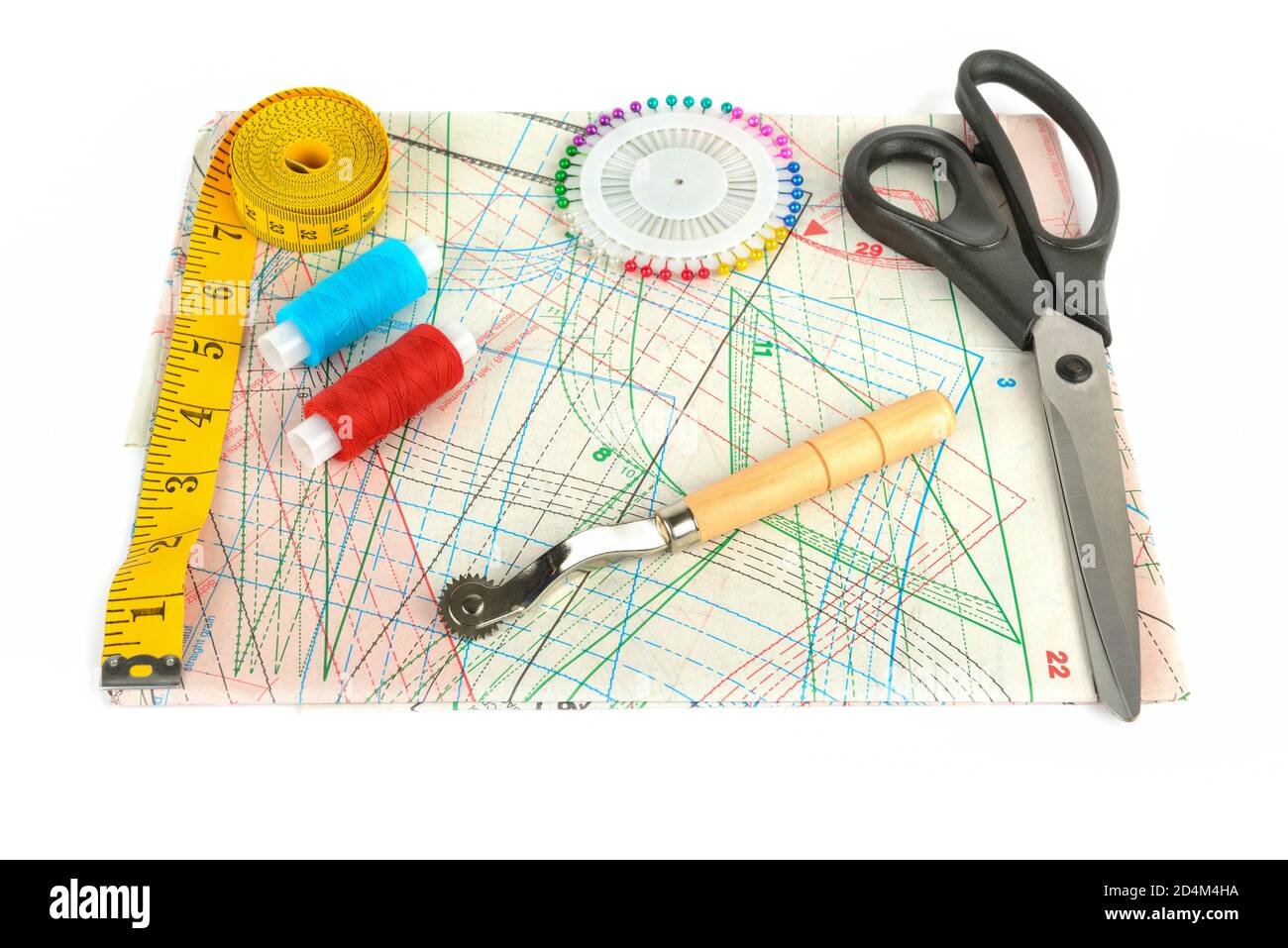 Accessori per cucire e motivi di carta isolati su sfondo bianco. Disposizione piatta, vista dall'alto. Foto Stock