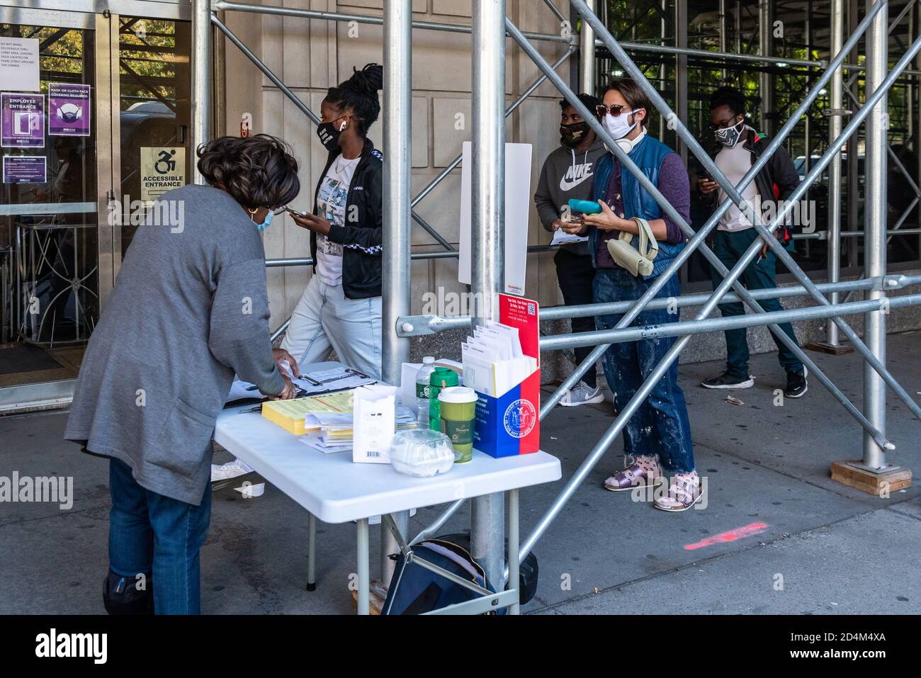 Brooklyn, Stati Uniti d'America . 09 ottobre 2020. L'ultimo giorno della registrazione degli elettori, i nuovi elettori consegnano i loro moduli di registrazione al di fuori del Consiglio delle elezioni del 345 Adams Street a Brooklyn, New York, il 9 ottobre 2020. (Foto di Gabriele Holtermann/Sipa USA) Credit: Sipa USA/Alamy Live News Foto Stock