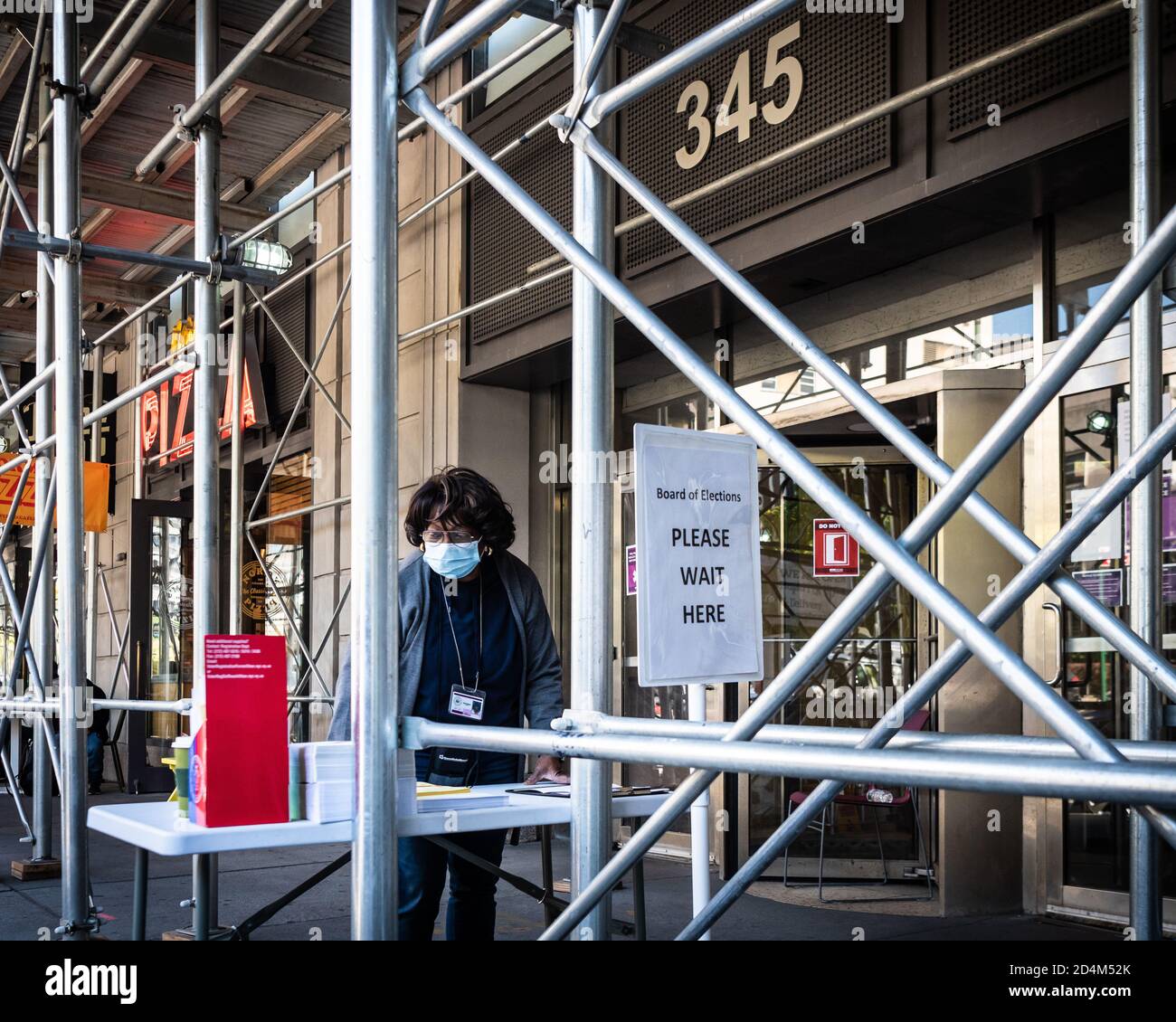 Brooklyn, Stati Uniti d'America . 09 ottobre 2020. L'ultimo giorno della registrazione degli elettori, il 9 ottobre 2020, viene allestito un tavolo con i moduli di registrazione fuori dal Consiglio delle elezioni, il 345 Adams Street di Brooklyn, New York. (Foto di Gabriele Holtermann/Sipa USA) Credit: Sipa USA/Alamy Live News Foto Stock