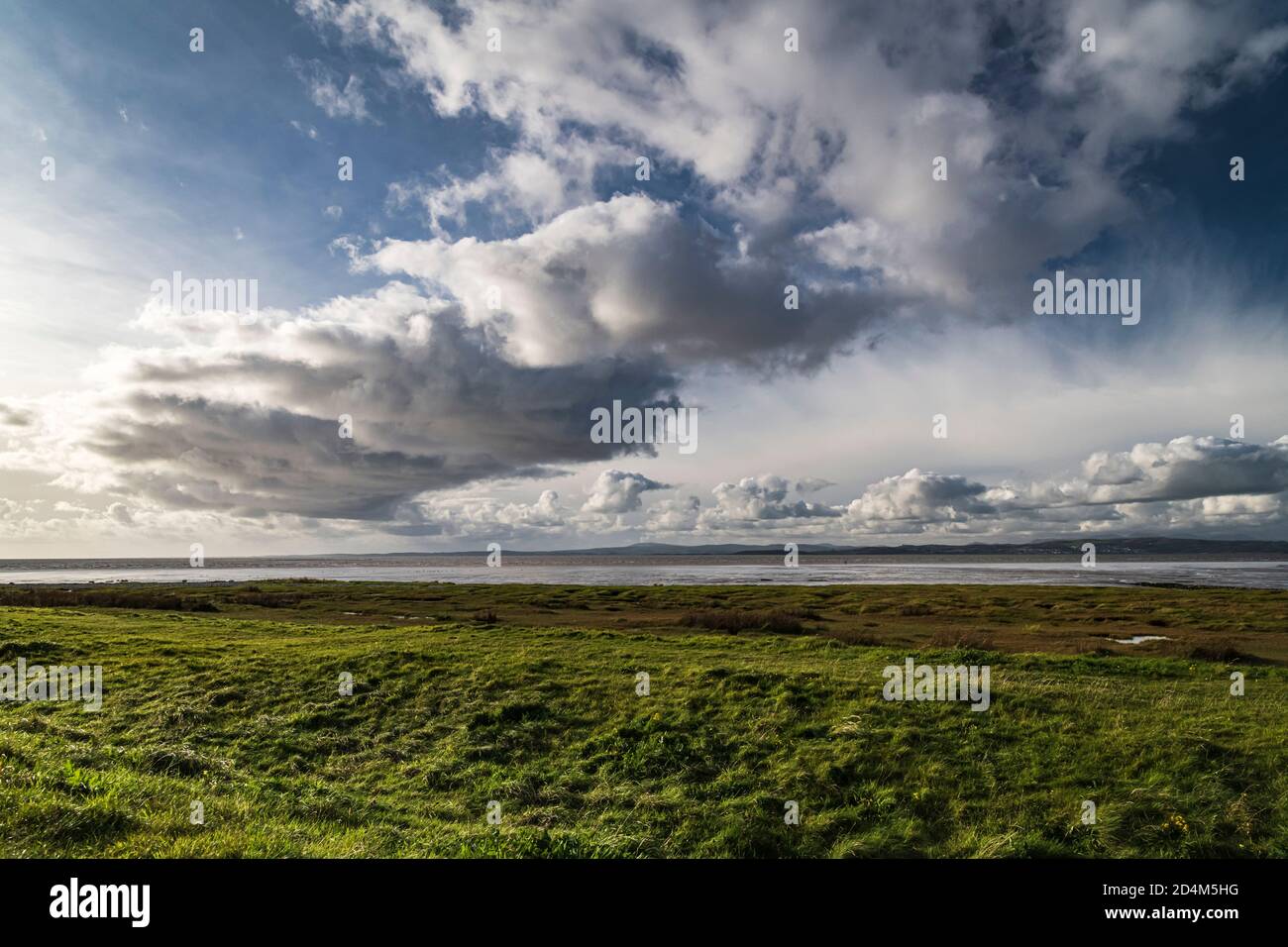 Un'immagine autunnale di un fronte meteo sulla baia di Morecambe, che si estende da Bolton le Sands a Walney Island, Lancashire, Inghilterra. 07 ottobre 2020 Foto Stock