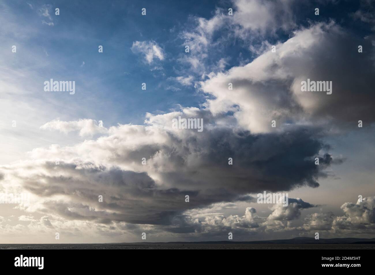 Un'immagine autunnale di un fronte meteo sulla baia di Morecambe, che si estende da Bolton le Sands a Walney Island, Lancashire, Inghilterra. 07 ottobre 2020 Foto Stock