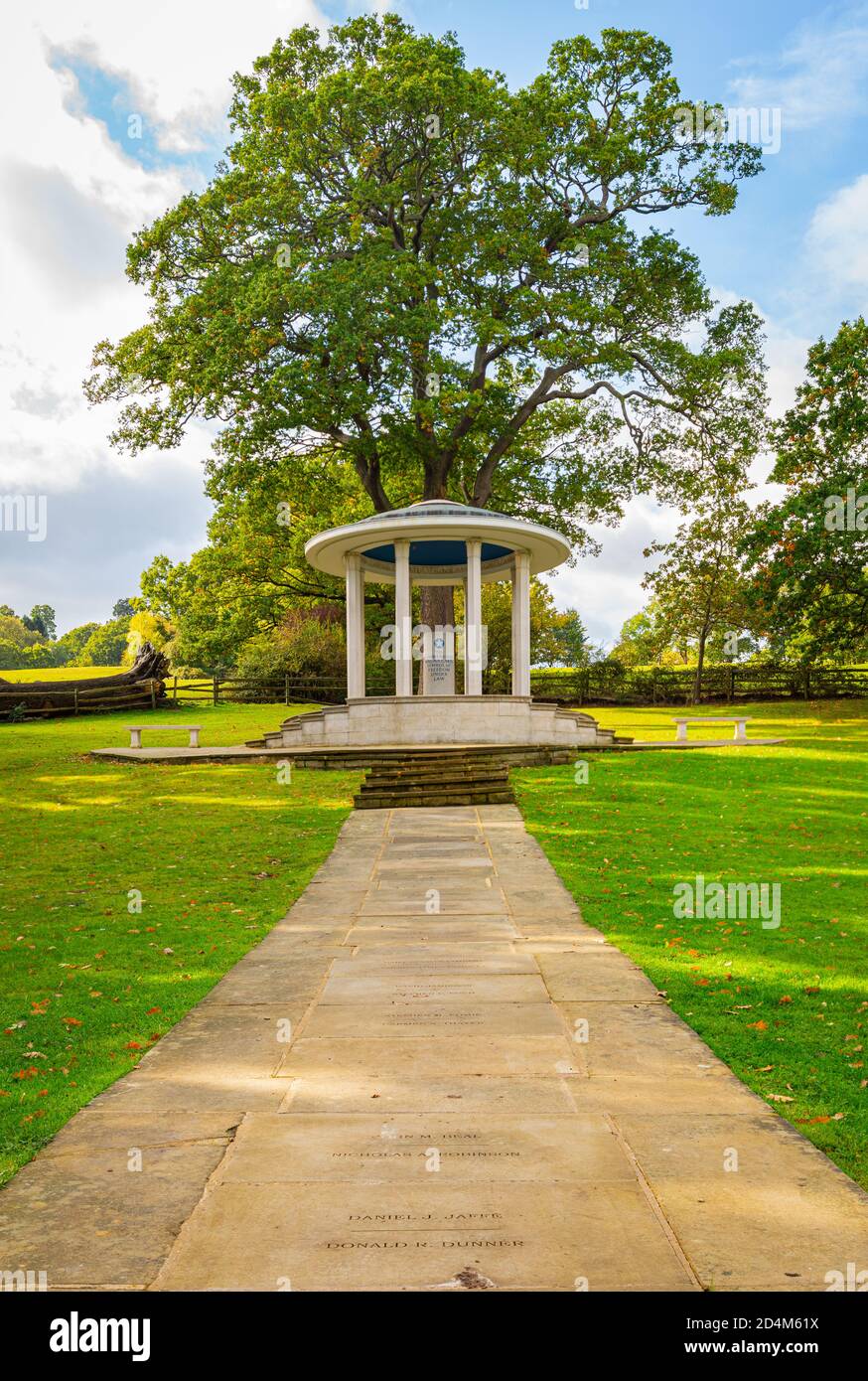 Ritratto del monumento all'eredità democratica della Magna carta in una giornata di sole con nuvola chiara e grande querce sullo sfondo. Runnymede. Foto Stock