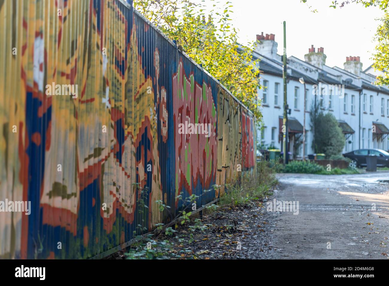 Sito della storica Cherry Orchard Lane Brickworks, Rochford, Southend, Essex, UK. Proprietà a Cherry Orchard Lane da graffiti coperto di imbarco Foto Stock