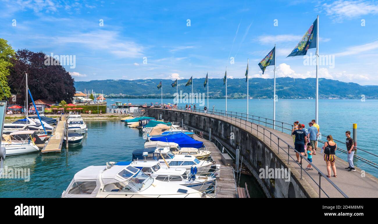 Lindau, Germania - 19 luglio 2019: Panorama del lago di Costanza o Bodensee, la gente cammina vicino agli yacht nel porto. Questa città vecchia è un'attrazione turistica di Foto Stock