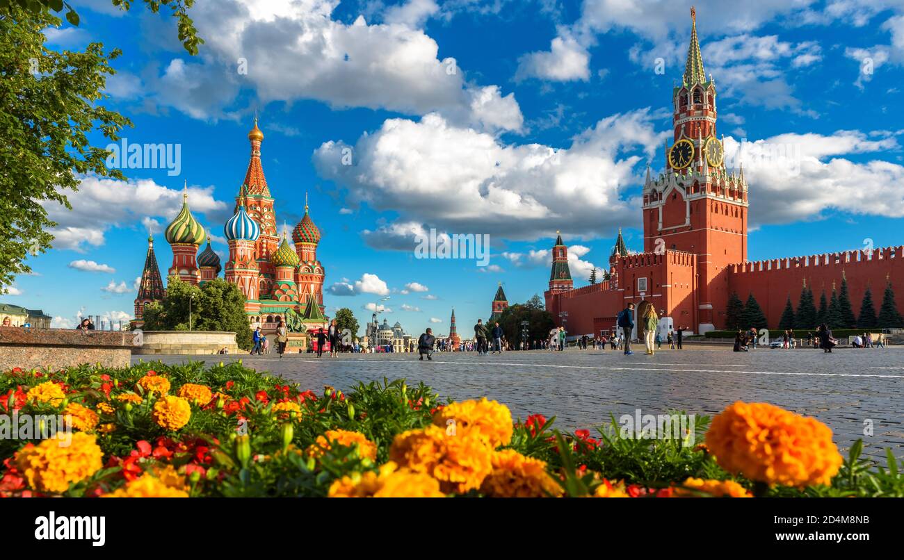 Mosca - 23 luglio 2020: Splendida vista della cattedrale di San Basilio e del Cremlino sulla Piazza Rossa di Mosca, Russia. Questo posto e' una famosa attrazione turistica di Foto Stock