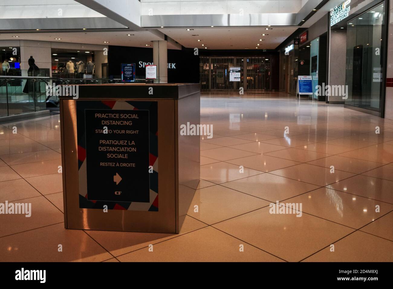 Un cartello nel CF Rideau Center di Ottawa, Canada, indica ai visitatori di mantenersi sulla destra lungo i sentieri del centro commerciale per praticare il sociale distancing duri Foto Stock