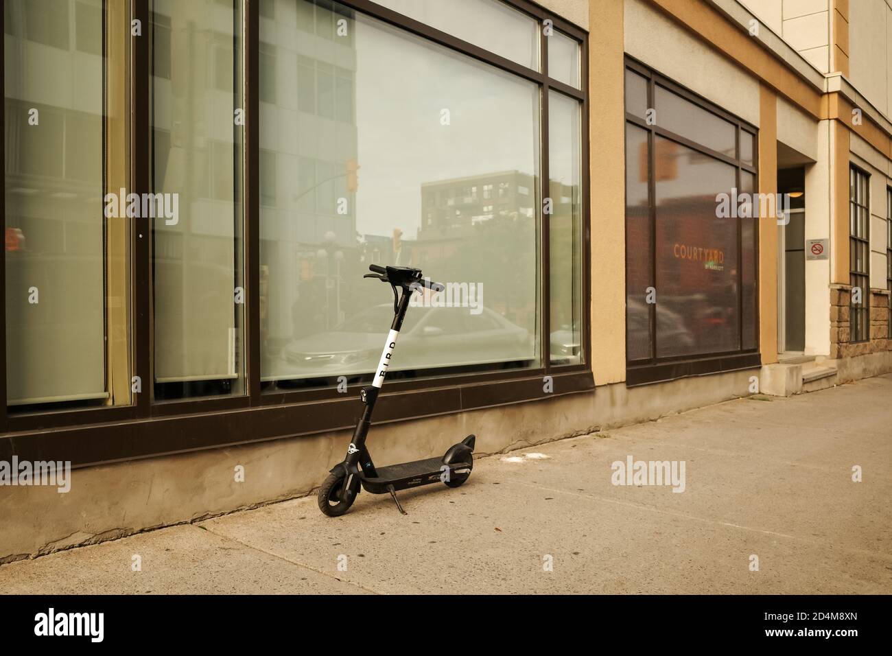 Uno scooter Bird One viene fermato su un marciapiede nella zona del mercato ByWard di Ottawa, Canada, nell'ottobre 2020, parte di un programma pilota e-scooter con Bird Foto Stock