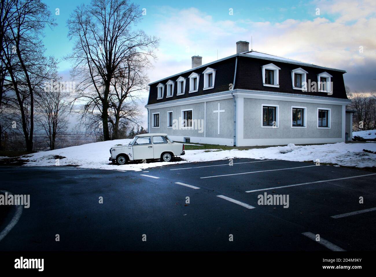 Piccola chiesa vicino alla città di Krnov nella Repubblica Ceca. Auto antica parcheggiata all'esterno. Foto Stock