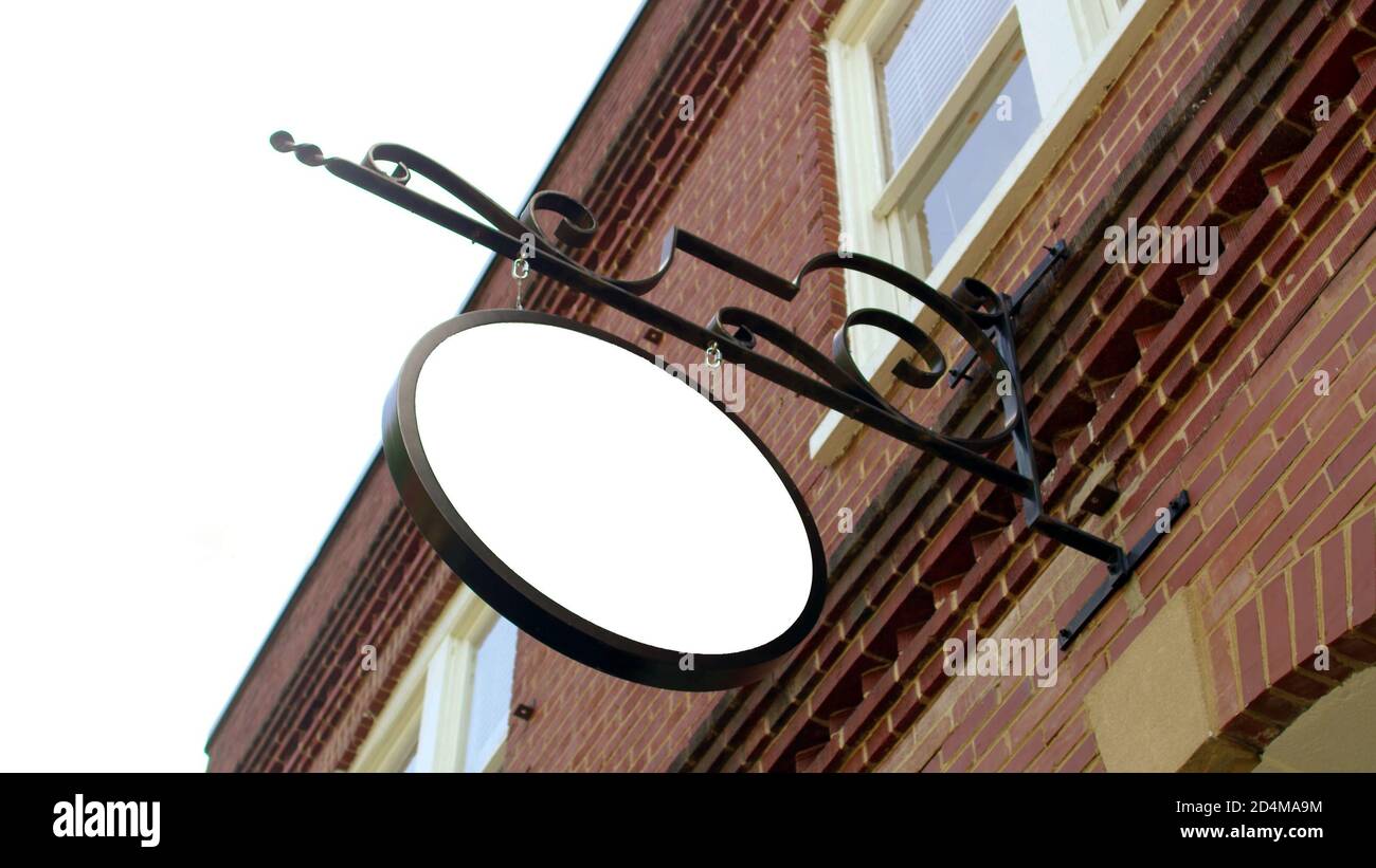 Cartello vuoto su muro di mattoni, cartello rotondo vuoto, Road store consigli rendere pubblicità vecchia moda arricciatura forgiata placca scudo. Foto Stock