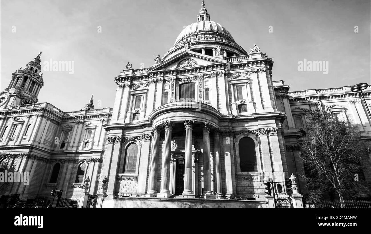 St Paul's Cathedral, Londra, Inghilterra, Regno Unito. Facciata dell'edificio della cattedrale anglicana, in bianco e nero. Foto Stock