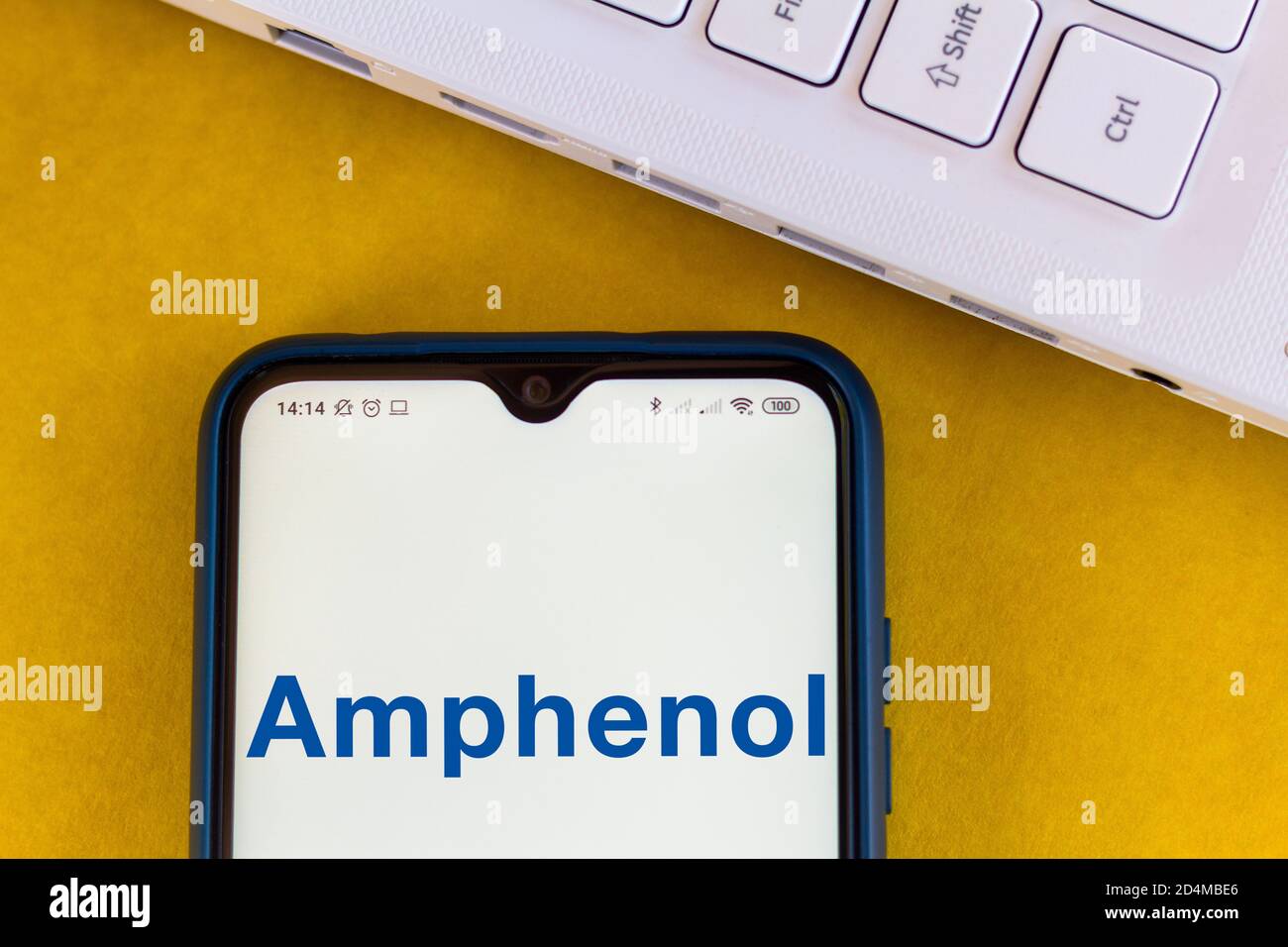 In questa illustrazione fotografica viene visualizzato il logo Amphenol Corporation sullo smartphone. Foto Stock