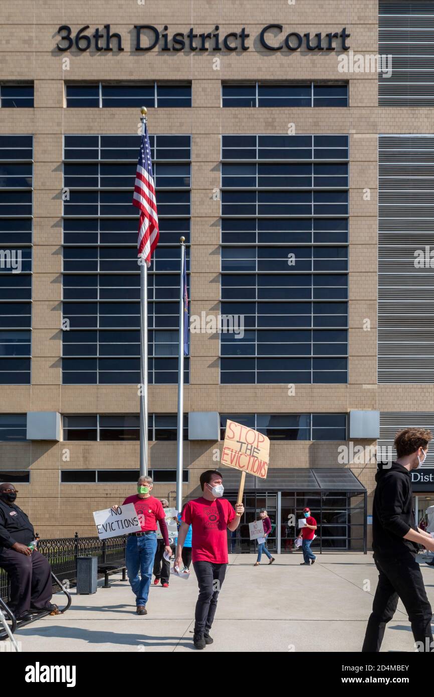 Detroit, Michigan, Stati Uniti. 9 Ott 2020. I manifestanti chiedono al giudice capo del 36° Tribunale distrettuale di interrompere i procedimenti di sfratti. Hanno detto che nessuno dovrebbe essere fuori dalla loro casa durante la crisi di salute pubblica del coronavirus. Credit: Jim West/Alamy Live News Foto Stock