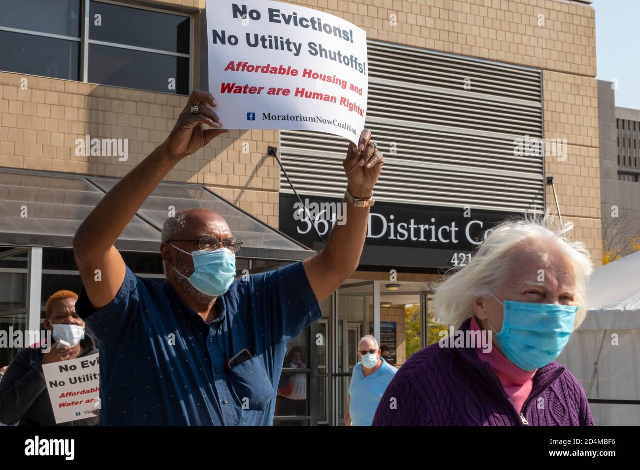 Detroit, Michigan, Stati Uniti. 9 Ott 2020. I manifestanti chiedono al giudice capo del 36° Tribunale distrettuale di interrompere i procedimenti di sfratti. Hanno detto che nessuno dovrebbe essere fuori dalla loro casa durante la crisi di salute pubblica del coronavirus. Credit: Jim West/Alamy Live News Foto Stock