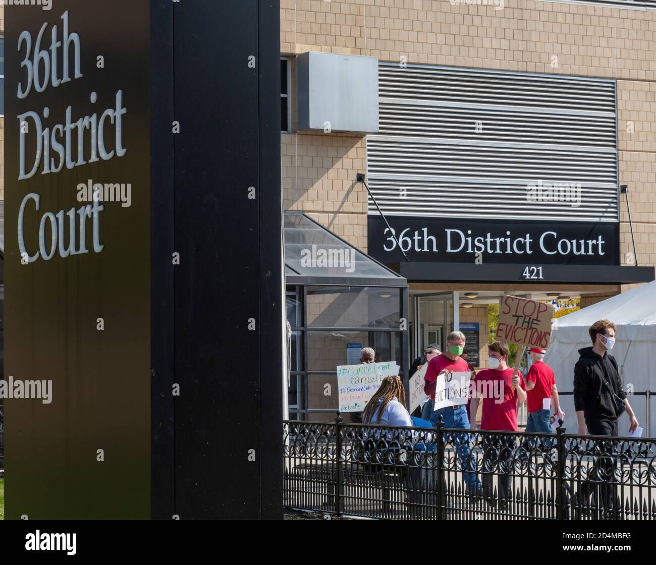Detroit, Michigan, Stati Uniti. 9 Ott 2020. I manifestanti chiedono al giudice capo del 36° Tribunale distrettuale di interrompere i procedimenti di sfratti. Hanno detto che nessuno dovrebbe essere fuori dalla loro casa durante la crisi di salute pubblica del coronavirus. Credit: Jim West/Alamy Live News Foto Stock
