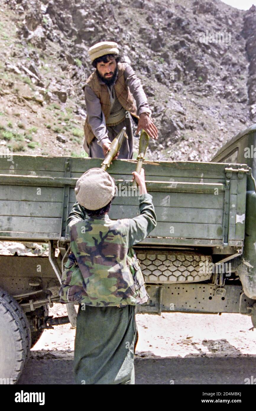 I combattenti guerriglieri dei mujahideen afghani caricano granate di RPG su un camion ad una base ribelle durante la guerra civile afghana 11 maggio 1989 nella valle di Paghman, Afghanistan. Foto Stock