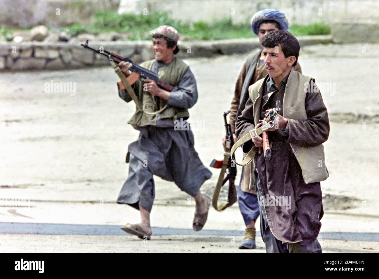 Combattente guerriglia afghano mujahideen con il fuoco di Jamiat-e Islami sovietico ha fatto AK-47 mitragliatrici alle forze ribelli guidate da Hezb-e Islami 22 aprile 1992 a Kabul, Afghanistan. Dopo la sconfitta del governo comunista, i ribelli afghani iniziarono a lottare per il controllo della capitale. Foto Stock