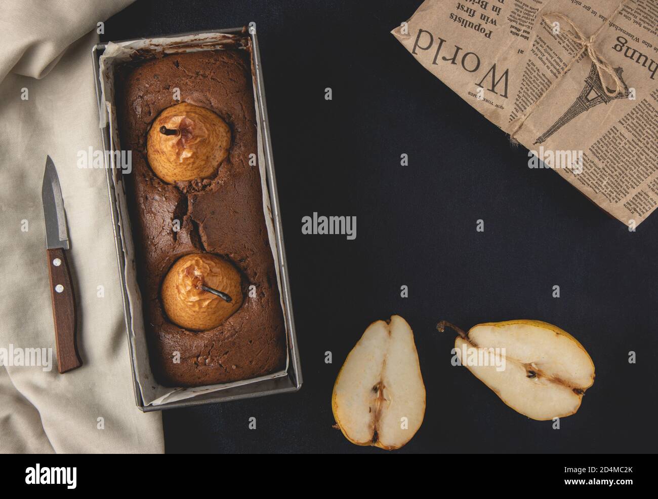 Torta di cioccolato vegana fatta in casa con pere in camicia. Vista dall'alto, disposizione piatta. Foto Stock