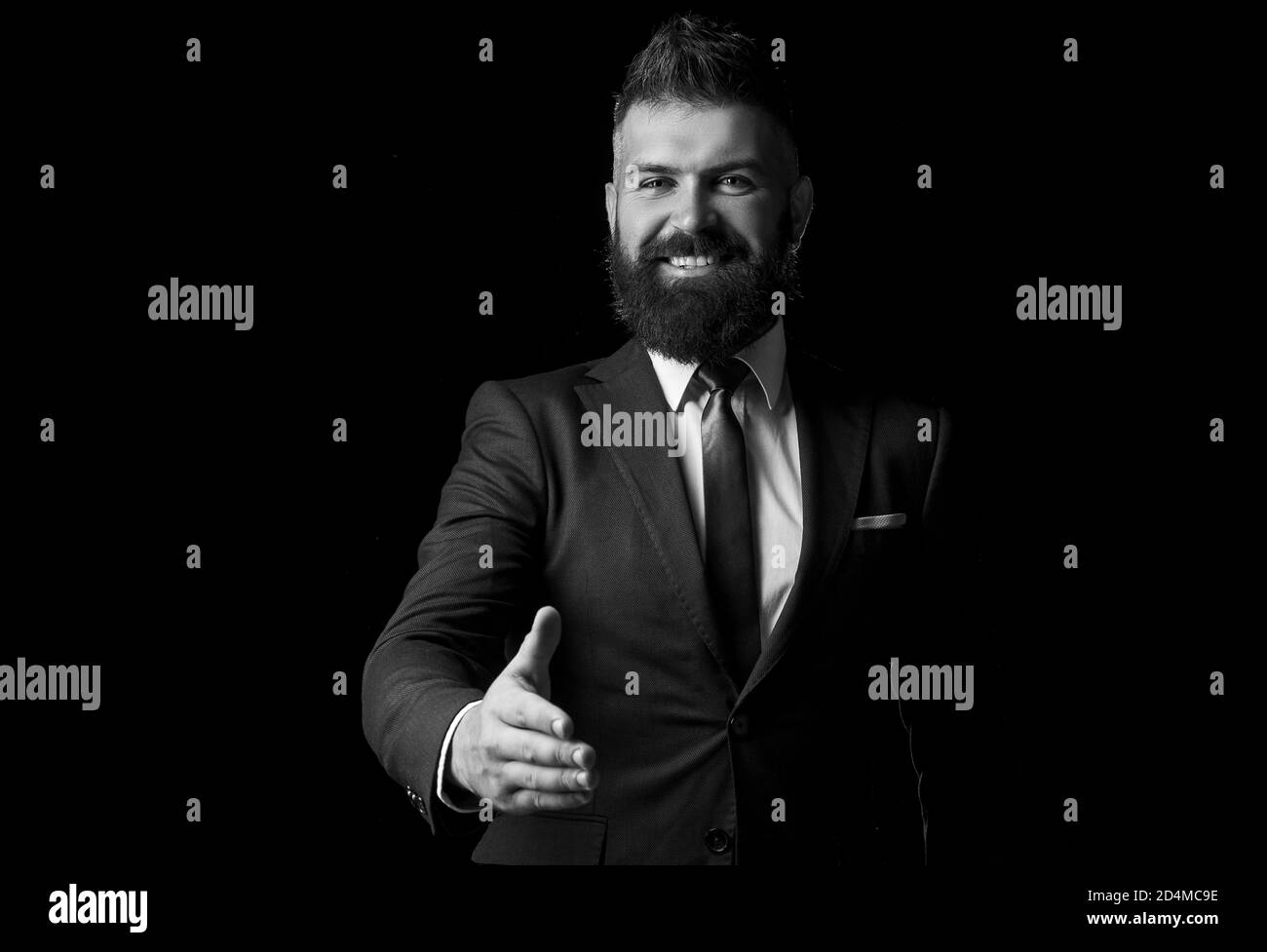 Abbigliamento uomo. Sicurezza aziendale. Uomo d'affari in abito grigio scuro.  Uomo in costume classico, camicia e cravatta Foto stock - Alamy