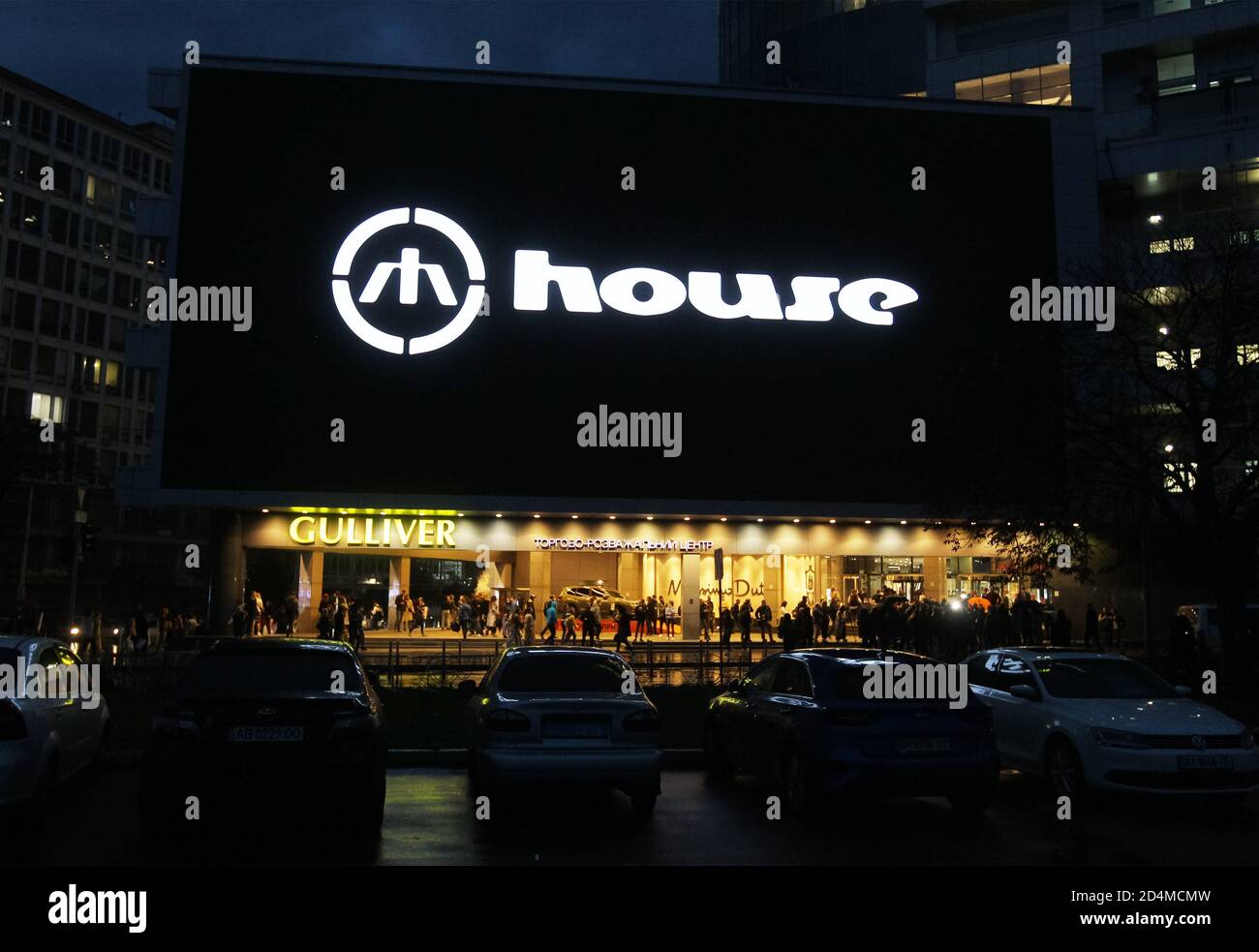 Un enorme schermo mostra il marchio della casa con il logo su un edificio del centro commerciale nel centro di Kiev. Foto Stock