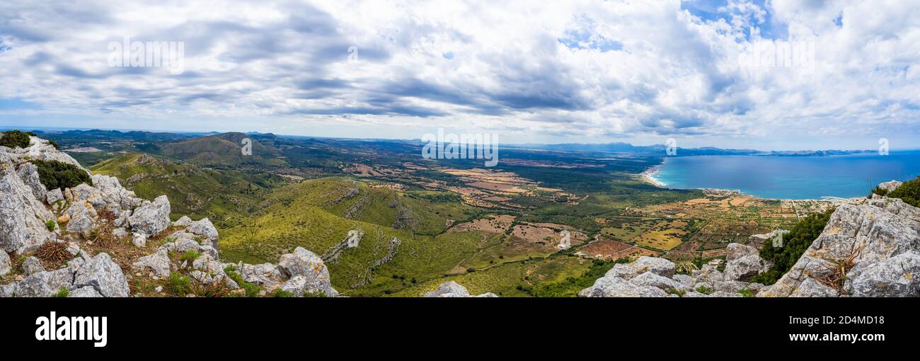 Spettacolare foto panoramica della Baia di Alcudia, dalla cima della montagna Ferrutx. Sullo sfondo, la città di Son Serra de Marina, Maiorca. Foto Stock