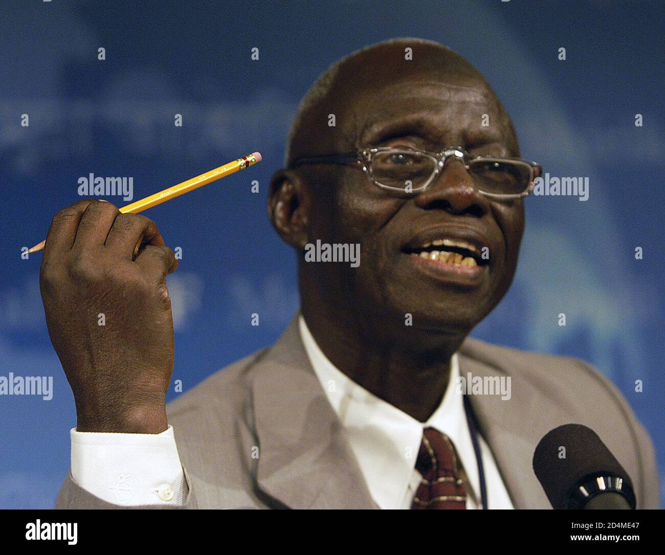 Mallam Adamu Ciroma G-24 Presidente e Ministro delle Finanze nigeriano fa un punto a una conferenza stampa. CA. 27 settembre 2002 Foto Stock